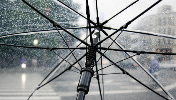 การตรวจสอบไมโครพลาสติกในน้ำฝน: ผลกระทบต่อสุขภาพและสิ่งแวดล้อม